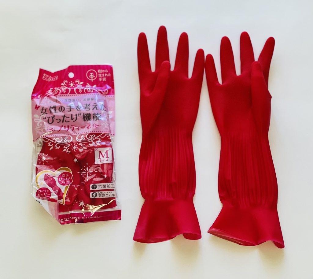 手を保護するための赤いゴム手袋