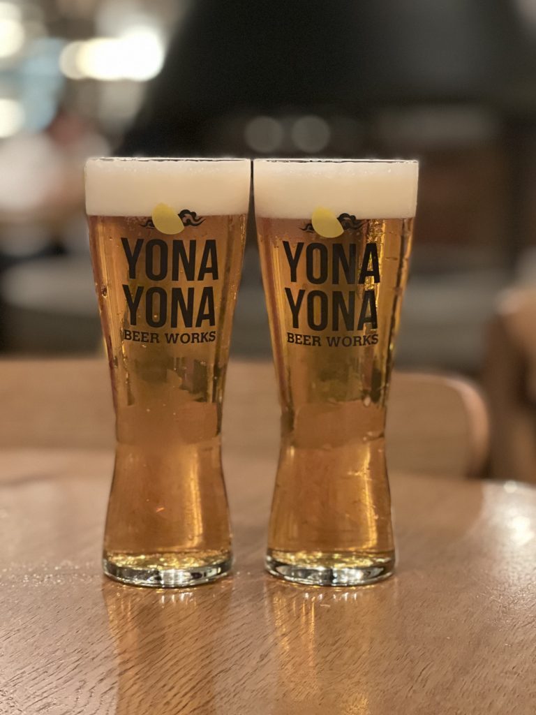 定番商品の軽井沢ビールクラフトザウルスペールエール　グラスが二つ並べられている