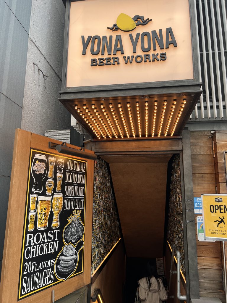 よなよなビアワークス新宿東口店入口にはビールの缶が壁に埋め込まれている