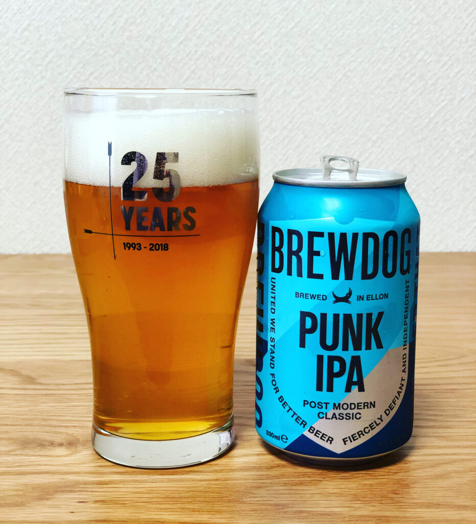BREWDOGのPUNK IPAの缶ビールとグラス
